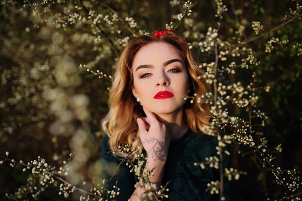 How to Pair a Cashmere Cardigan with a Pencil Skirt for a Feminine Yet Professional Outfit?